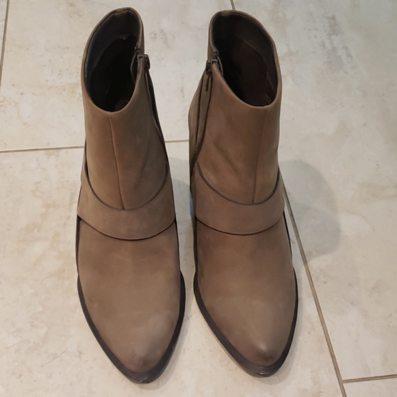 Shoes - Picture 2 of 4